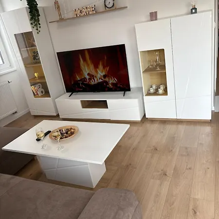 Topolcianska - Free Garage Parking & 10min Tram To Center Apartment