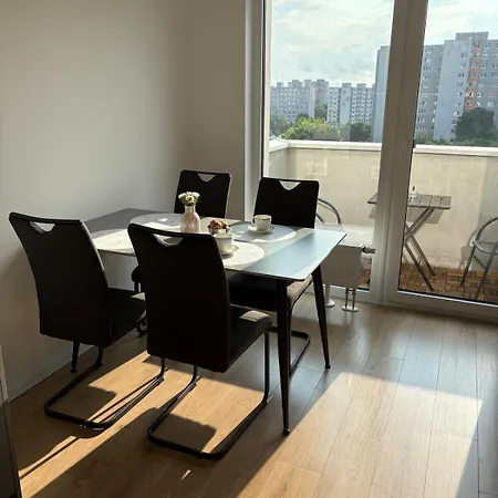Topolcianska - Free Garage Parking & 10min Tram To Center Apartment