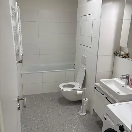 Lejlighed Topolcianska - Free Garage Parking & 10min Tram To Center