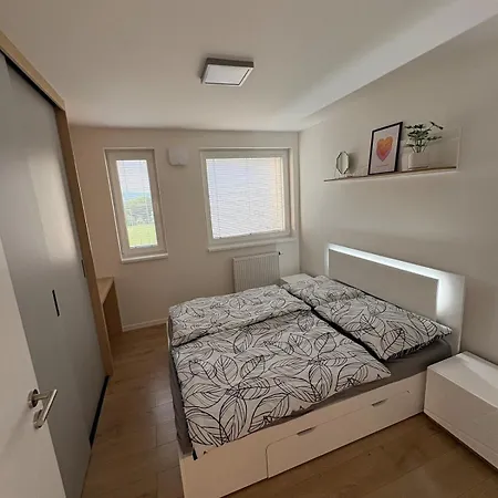 Topolcianska - Free Garage Parking & 10min Tram To Center Apartment *