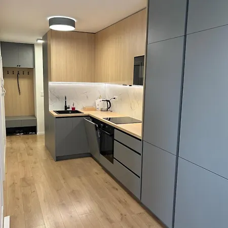 Topolcianska - Free Garage Parking & 10min Tram To Center