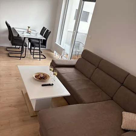 Topolcianska - Free Garage Parking & 10min Tram To Center Apartment