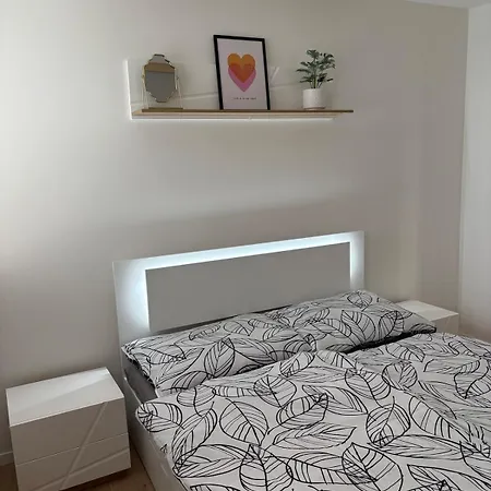 Apartment Topolcianska - Free Garage Parking & 10min Tram To Center
