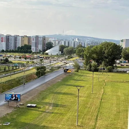 Apartment Topolcianska - Free Garage Parking & 10min Tram To Center Bratislava