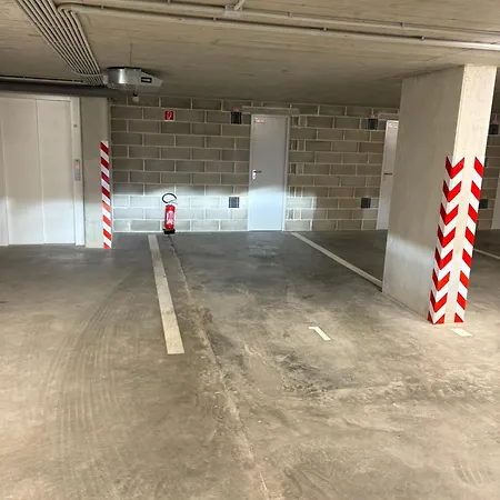 Apartment Topolcianska - Free Garage Parking & 10min Tram To Center