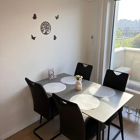 アパート Topolcianska - Cozy With Parking, Ac & 10min Tram To Old Town ブラチスラヴァ