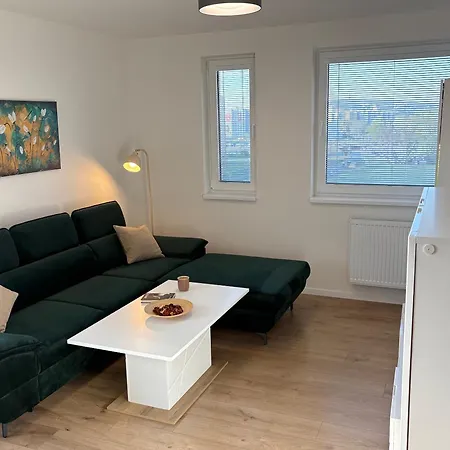 Topolcianska - Cozy With Parking, Ac & 10min Tram To Old Town Pozsony